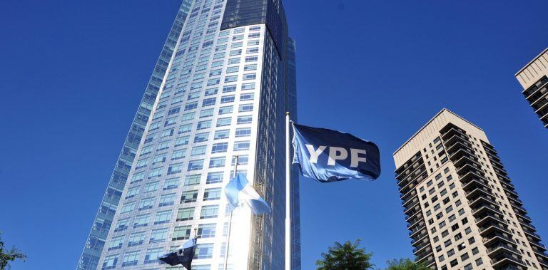 YPF perdió un juicio y debió pagar U$S 114 millones a la firma que comprará el gas de Vaca Muerta . (CIMECO)