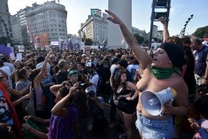 DYN37, BUENOS AIRES 07/02/17, MUJERES MUESTRAN SUS SENOS, EN EL OBELISCO , EN EL MARCO DEL DENOMINADO "TETAZO", COMO FORMA DE PROTESTA CONTRA LA CENSURA POLICIAL QUE SE PUSO RECIENTEMENTE DE MANIFIESTO MIENTRAS TRES MUJERES HACÍAN "TOPLESS" EN UNA PLAYA D