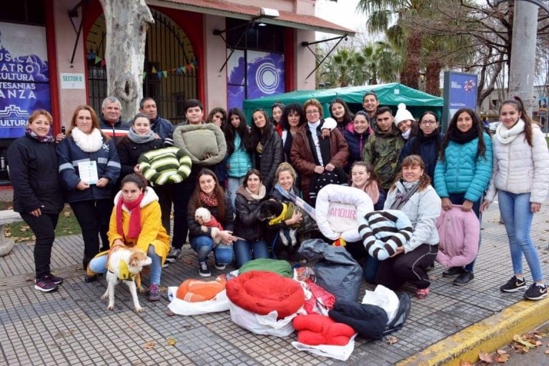 Los chicos posaron con sus diseños coloridos y, lo más importante, bien calentitos. Foto: Chiche Herrera.