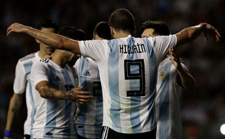 Gonzalo Higuaín corre con desventaja ante Sergio Agüero para comenzar de titular en Rusia 2018. / AFP PHOTO / Alejandro PAGNI