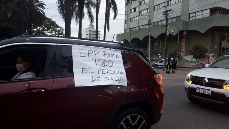 Los médicos hicieron visible sus reclamos en las calles de la ciudad.