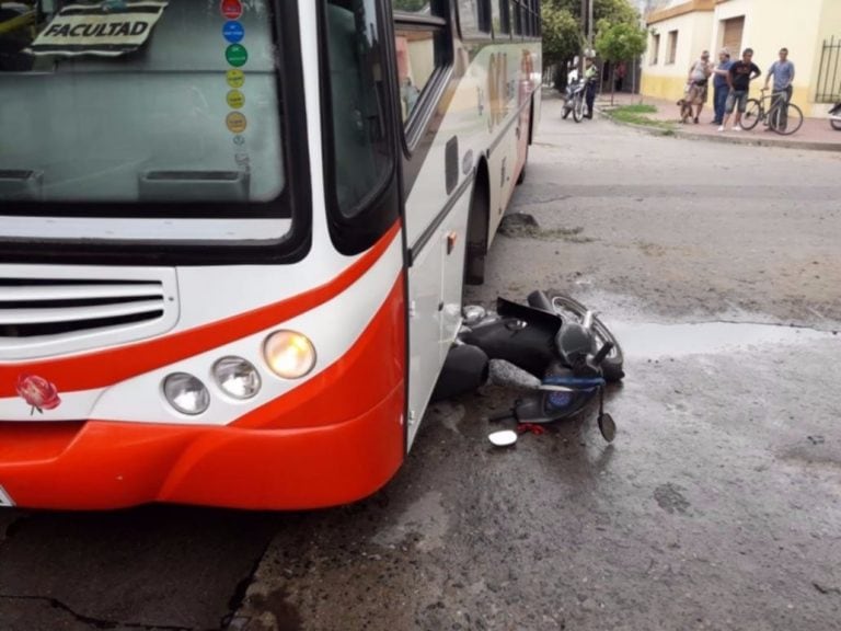 Choque entre una moto y un colectivo en Villa Mercedes, San Luis.