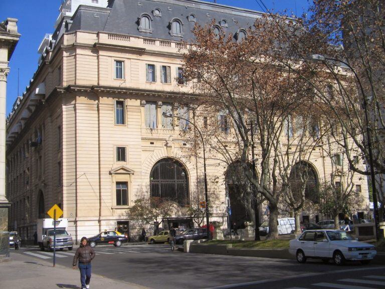 En los inicios, sede de la Jefatura policial, luego transformado en palacio de correos. Así luce hoy. (El Ciudadano)