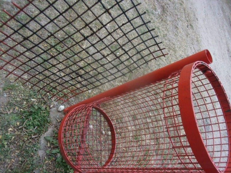 La red sacada de un lateral de un tacho de basura.