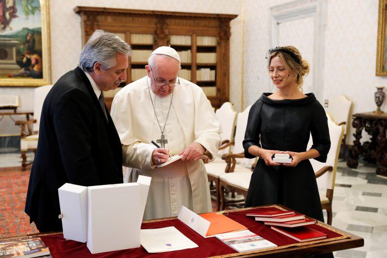 Alberto junto a la primera dama Fabiola Yáñez le entregaron tres regalos a Francisco ((Remo Casilli/AP)