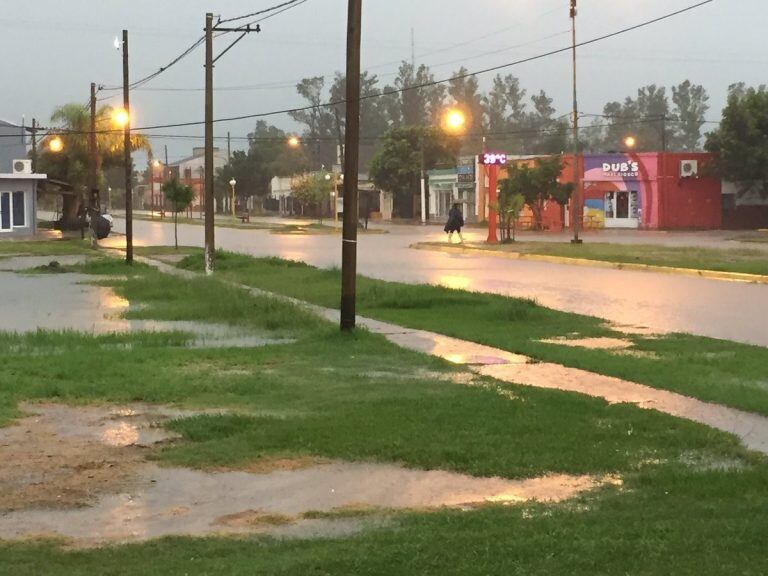 El casco urbano sufrió el impacto de las últimas lluvias. (@periodico9dej)