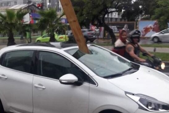 Una viga se incrustó en el parabrisas de un auto. (Sin Mordaza)