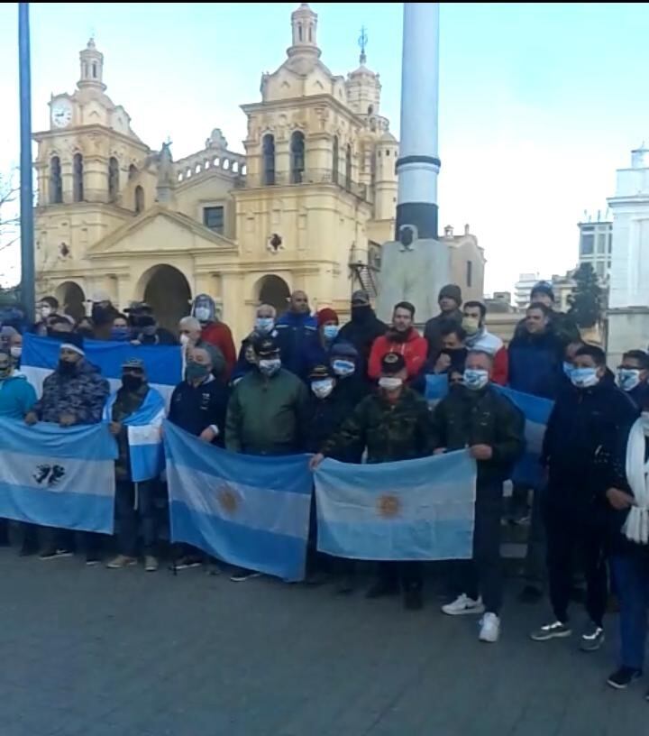 Veteranos de la Guerra de Malvinas, defendiendo los derechos constitucionales amparados por la ley. De igual manera, se volvió a izar la bandera LGBTIQ+.