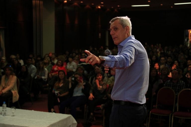 Bernardo Stamateas y su conferencia “Calma emocional: Cómo superar la ansiedad, los miedos y las inseguridades”.