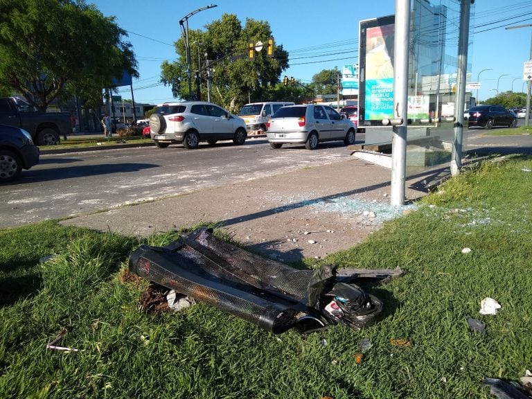 Creyó que le iban a robar, se subió a la vereda, embistió una cabina de la EPE y dejó varios inmuebles sin luz. (@belitonline)