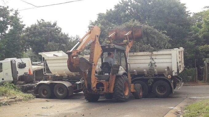 En barrios de Posadas los municipales recorrieron varios para limpiar terrenos y casas abandonadas y sacar basura con la que llenaron tres camiones. (Mun. prensa)