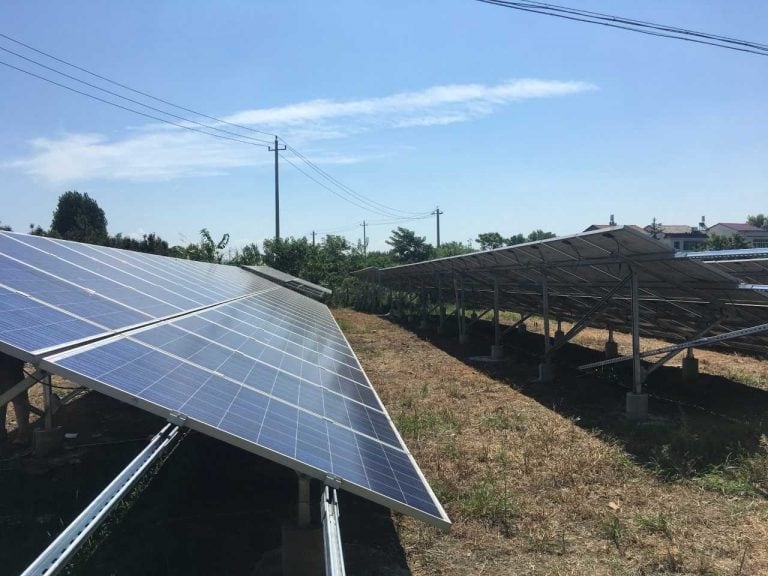 Lijiawan posee una central fotovoltaica con una capacidad de producción anual de 130 kilovatios.