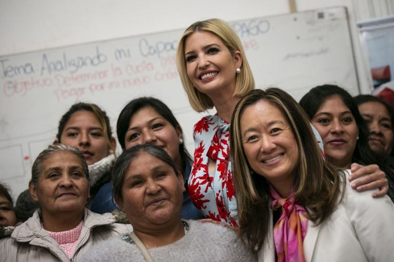 La representante del presidente Trump, su hija Ivanka, junto a la subsecretaria de Estado Interina para la Oficina de Asuntos del Hemisferio Occidental, Julie Chung, posan con beneficiarias de los programas de la organización Pro Mujer, en San Salvador de Jujuy. Foto: Al Drago/Bloomberg