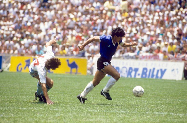 Diego Maradona con la famosa camiseta azul ante Inglaterra.