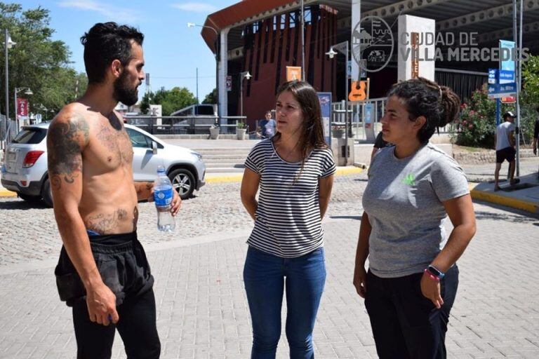 Lucas Sawyer con funcionarias de la Municipalidad de Villa Mercedes.