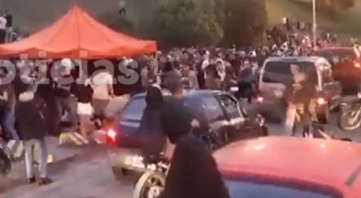 Violencia pura: le destrozan el auto a una familia que quiso atravesar una fiesta callejera