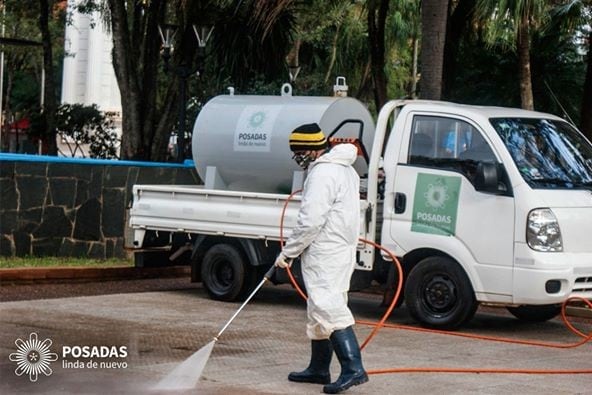 Limpieza diaria en la explanada de la Plaza 9 de Julio de Posadas.