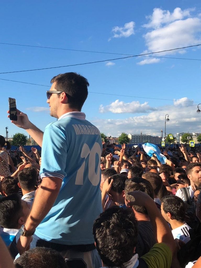 Banderazo argentino en San Petesburgo en apoyo a la Selección Argentina en la previa con Nigeria.