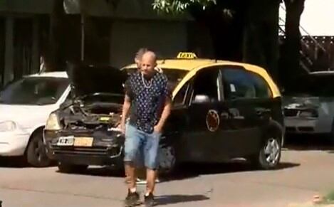 El transporte escolar quedó volcado en la esquina de Neuquén y Guatemala, en barrio Belgrano. (Captura de pantalla)