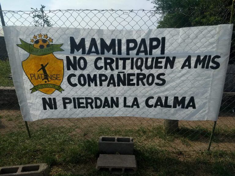 los niños le dejaron un mensaje a los padres en la cancha