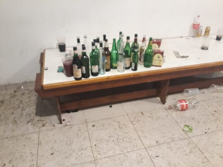 En el interior del inmueble adolescentes de entre 16 y 17 años de edad, además de diferente tipos de bebidas alcohólicas que estaban siendo consumidas por los presentes.