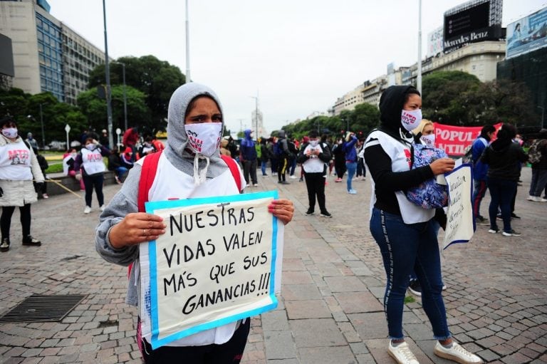 Organizaciones sociales reclaman en el Obelisco. (Clarín)