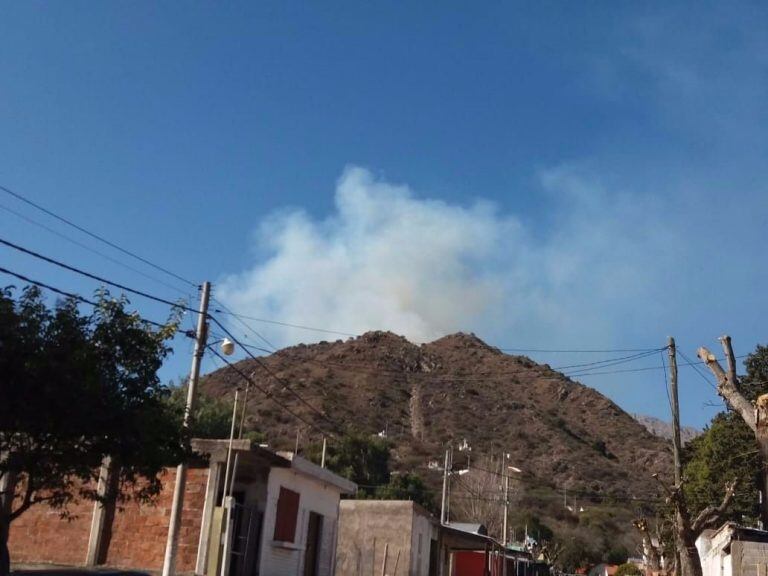 El fuego en la Villa de la Quebrada, ya arrasó con más de cinco hectáreas.