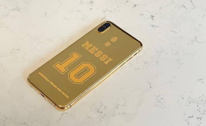 El celular de oro que le regalaron a Messi. (Instagram)