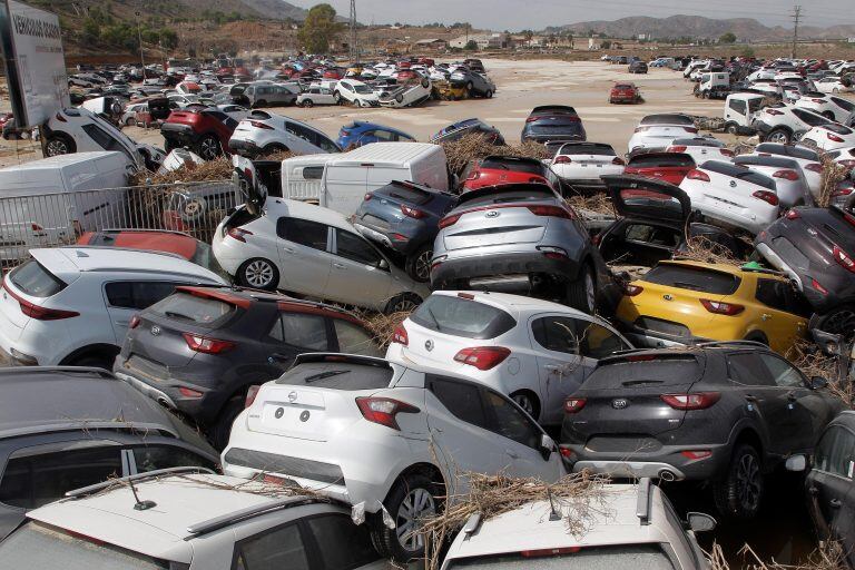 Cientos de autos fueron arrasados por las inundaciones tras el desbordamiento del río Segura en Orihuela. Foto: EFE/MORELL.