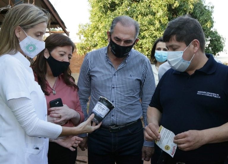 El intendente Stelatto y el ministro de Salud, Oscar Alarcón, durante la campaña de control de vectores de Aedes aegypti en Posadas.