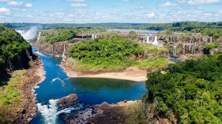 Vista el Parque Nacional Iguazú con las Cataratas sin su esplendor de siempre.