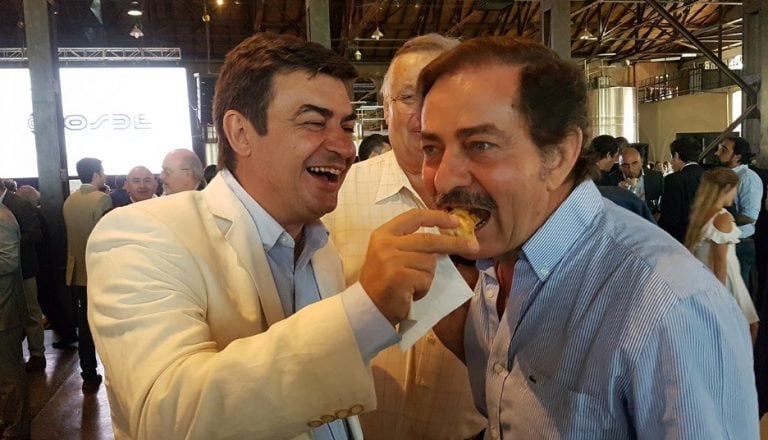 Omar De marchi le da de comer a Niven, una empanada. ¿Será el candidato a quien el PD apoyará?