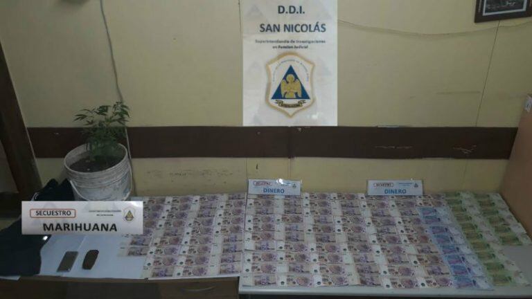 Aparte del dinero, también se secuestró marihuana. (DDI San Nicolás)