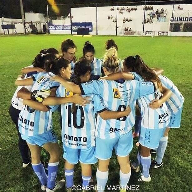 Cintia Rojo y sus compañeras en Racing haciendo una charla previa a un partido ante Juniors