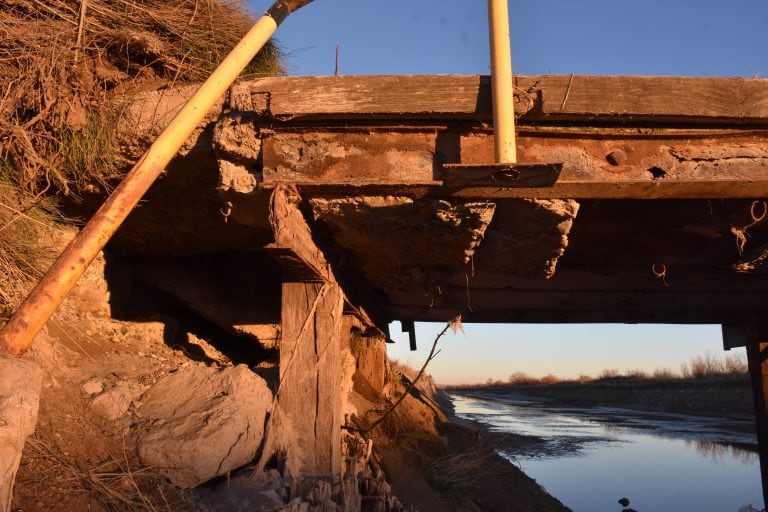 Clausuraron el puente del INTA Viejo después de que un camión con exceso de carga lo atravesara.