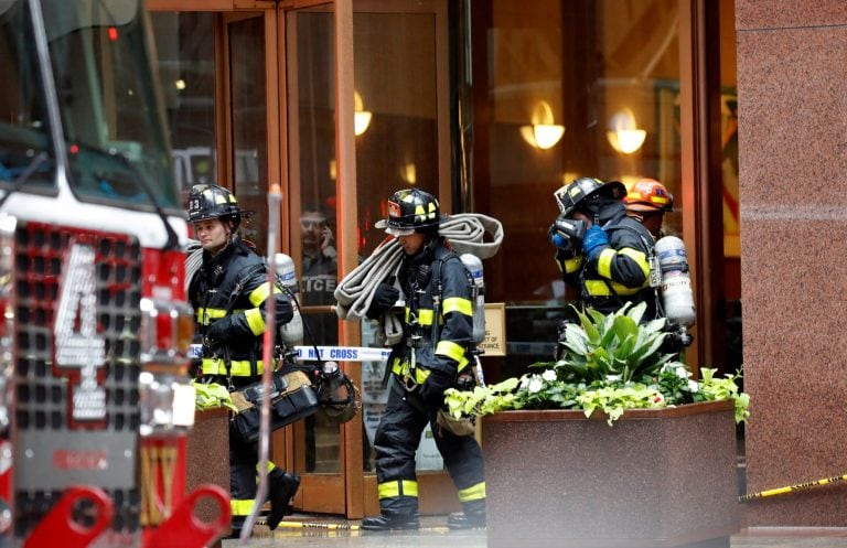 Bomberos llegan al edificio con el que un helicóptero se estrelló, este lunes, en el centro de Manhattan, Nueva York, (EE.UU.). EFE/ Jason Szenes