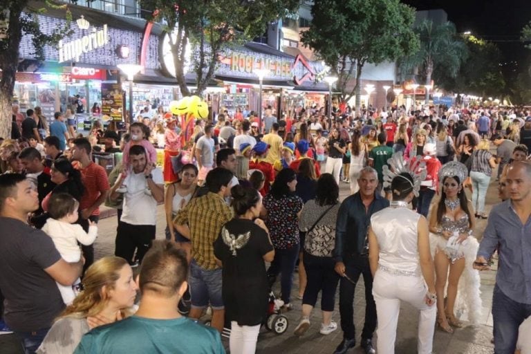 Turistas disfrutando del centro de la ciudad