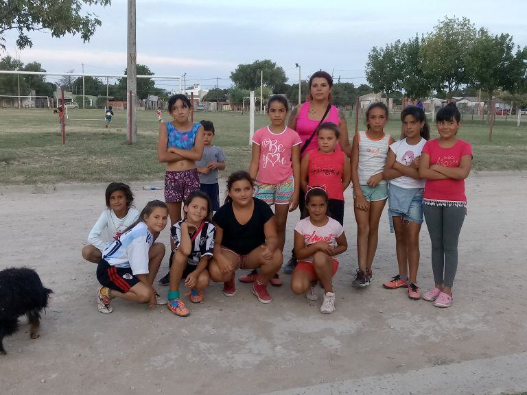 Jesica con las nenas de Fútbol