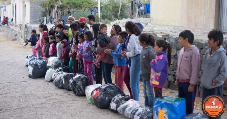 Sebastián Armenault hace donaciones por cada kilómetro recorrido. En mayo corrió 165 del desierto de Fiambalá y sorprendió con regalos a nenes carenciados.