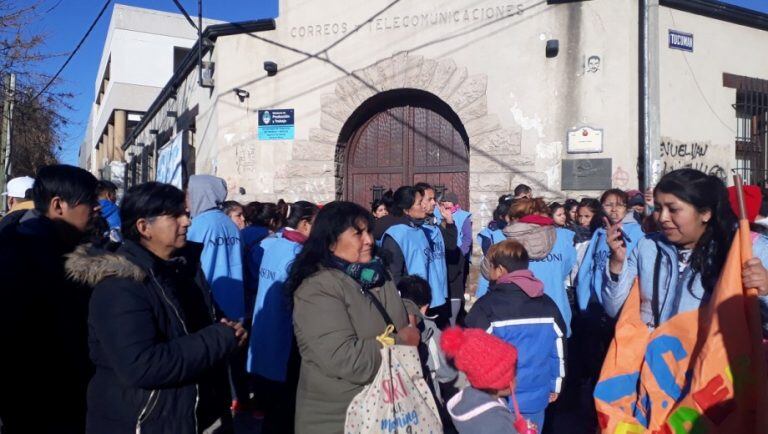 Las protestas se replican en Viedma, Cipolletti y Bariloche.