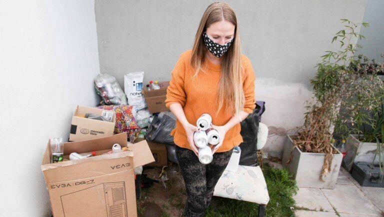 Una arquitecta neuquina fabrica termotanques solares con material reciclado (Foto: LMN)