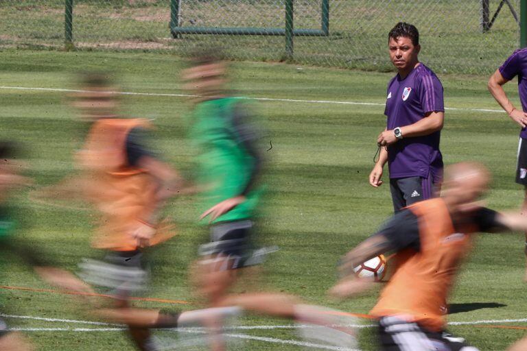 Marcelo Gallardo dirigiendo un entrenamiento en Ezeiza, Buenos Aires (Argentina). (Foto: EFE/Juan Ignacio Roncoroni )