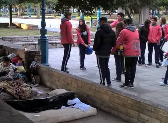 Estudiantes de 5º año del Instituto Adventista repartieron 60 meriendas (café y tortitas) a la gente que vive en la calle de Mendoza.