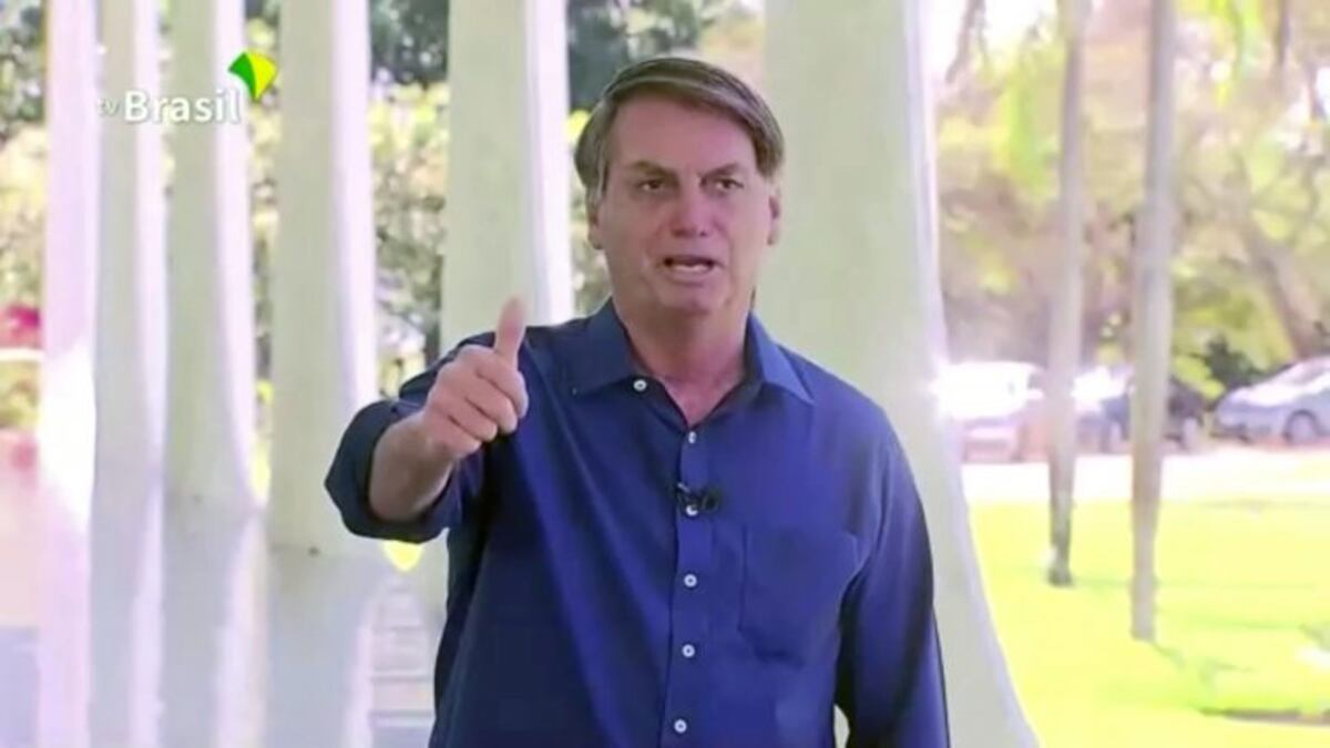 Jair Bolsonaro se sacó el barbijo frente a periodistas tras anunciar que tiene coronavirus