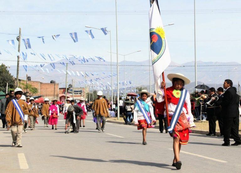 Caracterizados como los jujeños de 1812, los niños suman su presencia en los actos conmemorativos del Éxodo Jujeño.