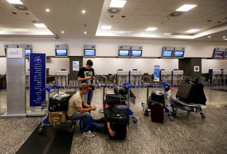 Los pasajeros esperan en el aeropuerto de Buenos Aires cuando los vuelos fueron cancelados durante una huelga de 24 horas convocada por la personal de Aerolineas Argentinas y otras empresas, días antes de que el país organice una reunión del G20 en Buenos Aires, el 26 de noviembre. 2018. Crédito: REUTERS / Agustin Marcarian.