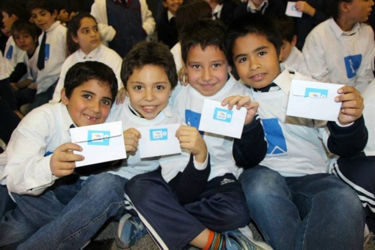 Alumnos con las estampillas escolares.