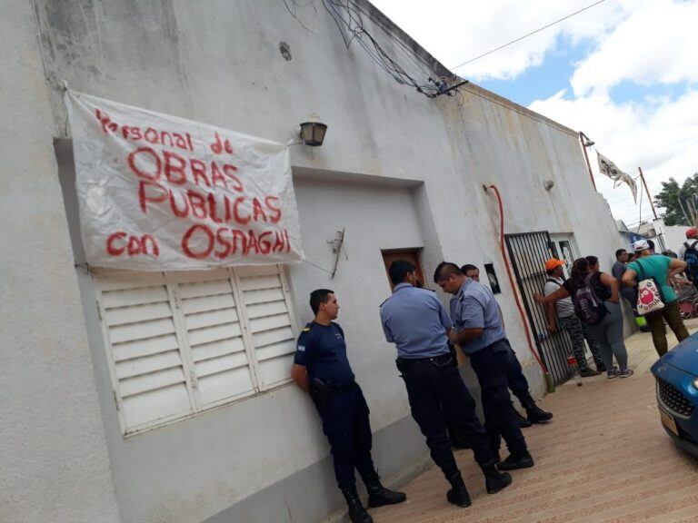 Efectivos de la Policía debieron intervenir para evitar incidentes. (Foto: Radio Dos)