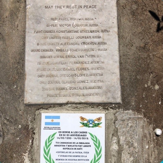 Colocaron además una placa en memoria de los fallecidos que dice lo siguiente: “En honor a los caídos en su 20 aniversario 14/03/1999-14/03/2019".