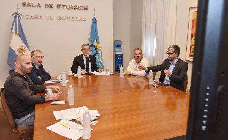 Mariano Arcioni y su gabinete en videoconferencia con los intendentes de toda la provincia.